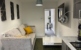 Spacious 1 Bedroom Apartment - Private Access & Parking - Prime Oxford Location